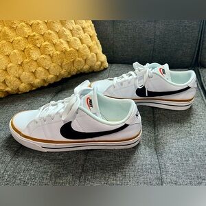 Like new, unisex Nike Court Legacy sneakers, Men’s 9.5, Women’s 11